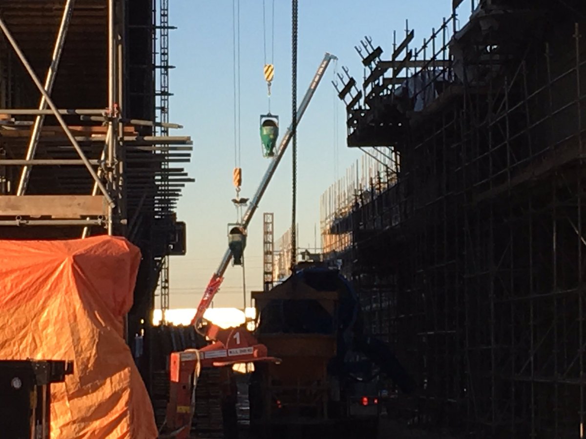 Vanmiddag werden op alle percelen bij het nieuwe winkelcentrum LRC tegelijk beton gestort. Waarna een rondleiding voor Versteda.
