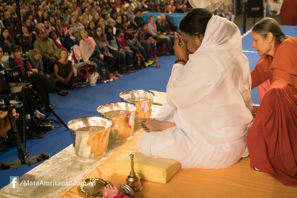 MAcenterSR's tweet photo. Tonight is Amma's final program in San Jose, this Fall,from 7 pm - open to all. Ceremony for #worldpeace #DeviBhava https://t.co/41q4p0AG5S