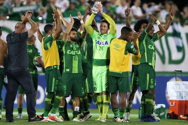 TRNDRfootball's tweet photo. Brazilian clubs have announced they will loan players to Chapecoense without fees and that they be exempt from relegation for 3 years.👏👏 https://t.co/lzRA1Bc6Lg