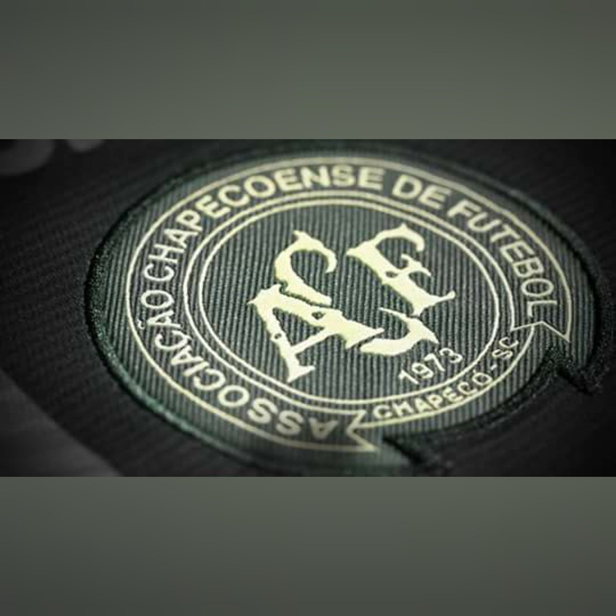 StevenZunigaVar's tweet photo. ⚫El fútbol mundial está de luto⚫
#TodosSomosChapecoense 
#Fuerzachape https://t.co/V8hhQCT0kF