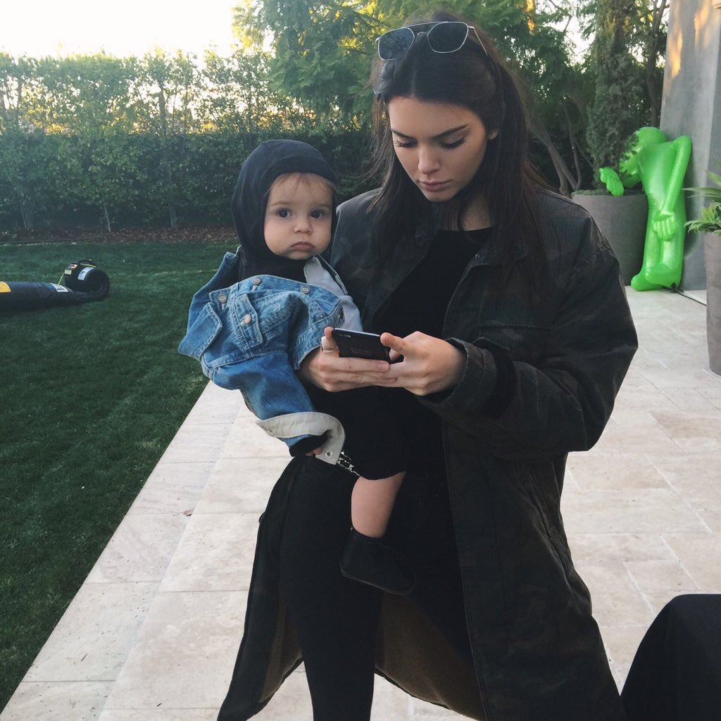 rpgdeclic's tweet photo. • Kendall Jenner.
• 19 ans.
• Braquage.
• Hétéro. https://t.co/JrRfFw3JSe