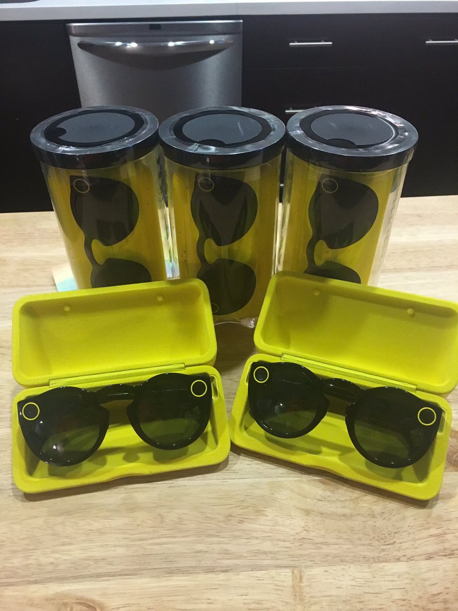 davidpetterso21's tweet photo. I just bought 5 #Spectacles, if you are interested to buy them just DM me ! https://t.co/gvufOxnGhM