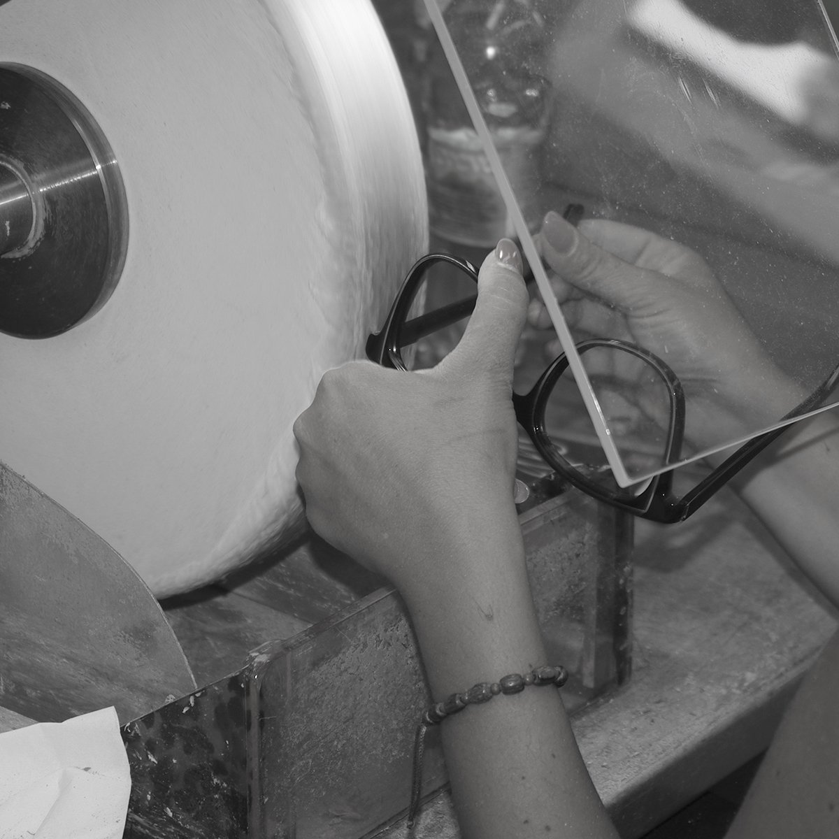 essequadro_ita's tweet photo. Spazzolatura di un #occhiale di #ESSEQUADRO o anche l'ossessione per lucidatura a mano. #Eyeglasses #Eyewear #ArtigianatoItaliano https://t.co/uYcTBht7Ov