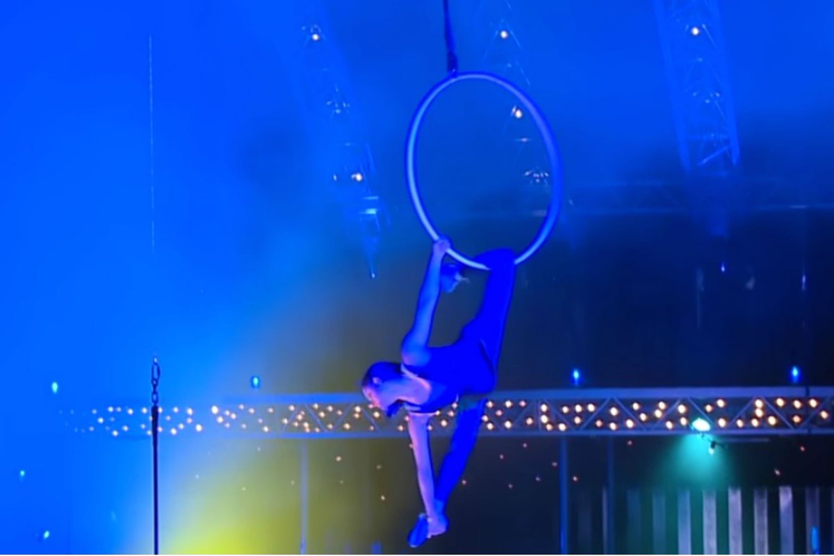 Adnkronos's tweet photo. .@Cirque du Soleil, #LisaSkinner cade da 6 metri e si rompe il collo /VIDEO https://t.co/7M1dC4ZlBF https://t.co/BVnQTSEDAQ