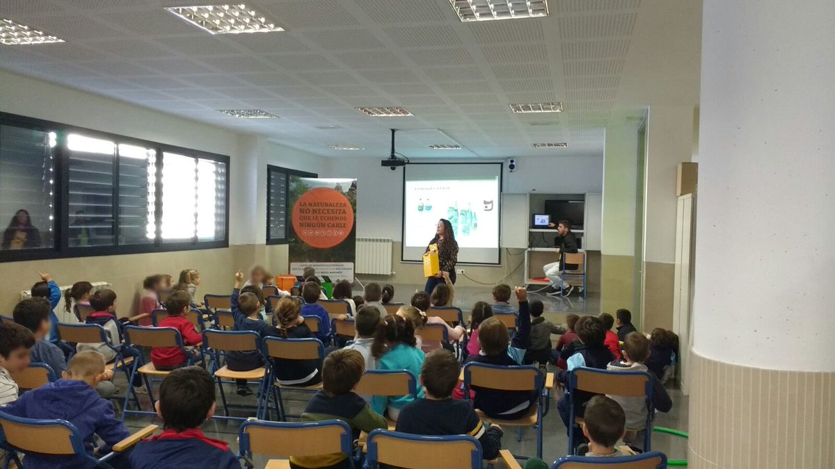 FAELinforma's tweet photo. Sesión informativa de la Campaña esta mañana en el CEIP Posidonia de Roquetas de Mar https://t.co/m7VOXWzbHM #Electroimplicate https://t.co/653ygSUinK