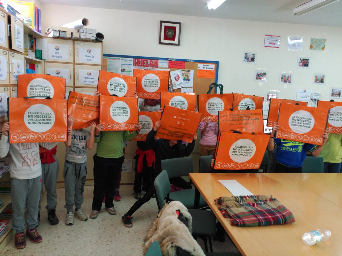 FAELinforma's tweet photo. Sesión informativa de la Campaña en el CEIP Adersa 1 de Puenteherido (Huelva) https://t.co/IswG27VxFJ #Electroimplicate https://t.co/NBjV8Q8INy