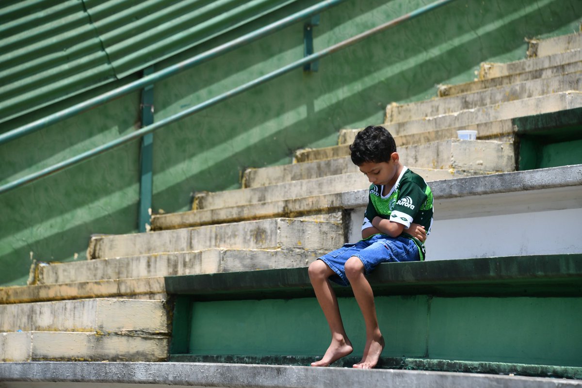 Desculpa pela falta de crédito, mas essa foto é de cortar o coração de qualquer um. Que tragédia!  #forçaChape