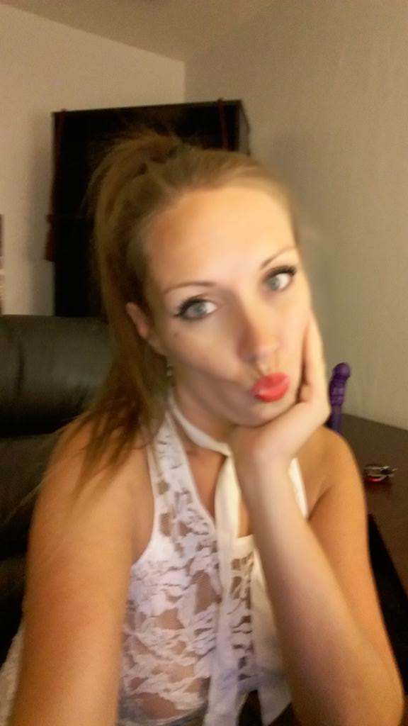 blueember69's tweet photo. Cum play woth me tonight on streamate!! #blueember#camgirl#ilovebeingme https://t.co/9XdBHpgZur