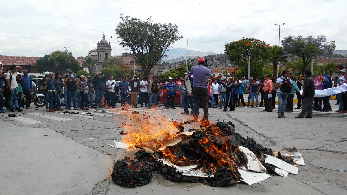 Ayacucho360's tweet photo. Trabajadores del @Poder_Judicial_ y docentes del #Fentase toman plaza en protesta contra el gobierno de @ppkamigo https://t.co/6ad21BueT8