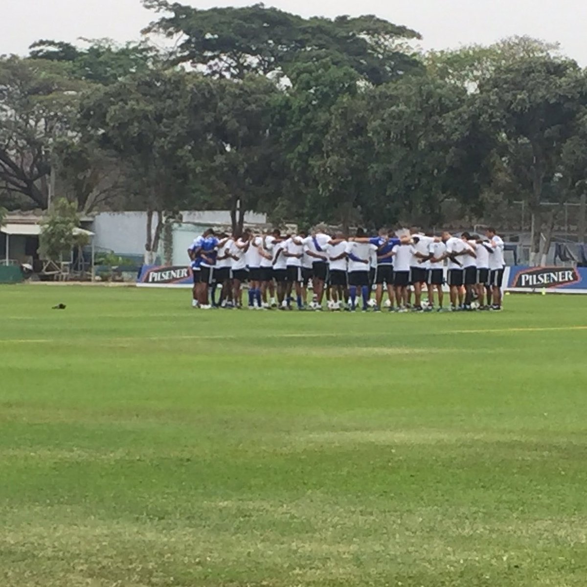 Mundo_Emelec's tweet photo. RT SomosEmelecBDP: Minuto de silencio por parte de Emelec previo al entrenamiento. Esto por la tragedia de #Chapec… https://t.co/eKqgPYVHyd