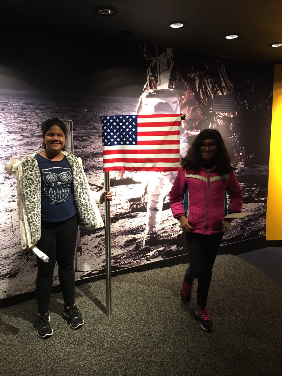 5thGrMaercker's tweet photo. Learning about Earth's Place in Space &amp; Gravity! #D60Learns #adlerplanetarium https://t.co/pefpzlIgXq