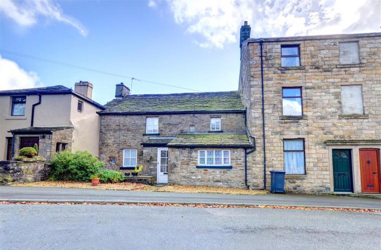 redrosecottages's tweet photo. As one of the oldest buildings in #Higham, this cottage is steeped in history. https://t.co/Erxg8gVmPq #Lancashire https://t.co/yc06StBZsy