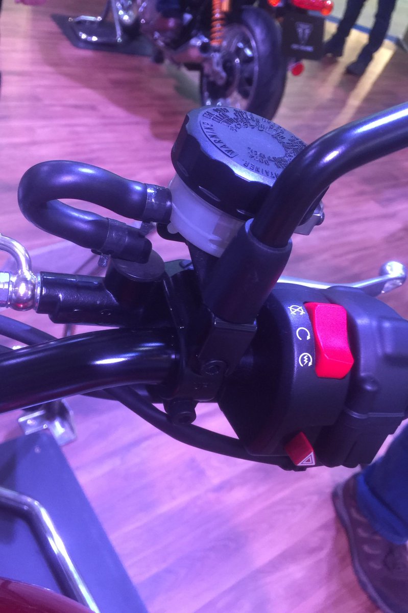 LuxS_SD's tweet photo. @UKTriumph it's only a minor detail but such a poor (cheap) design brake reservoir on a brand new Street Twin...! https://t.co/Bu0aMsknSi