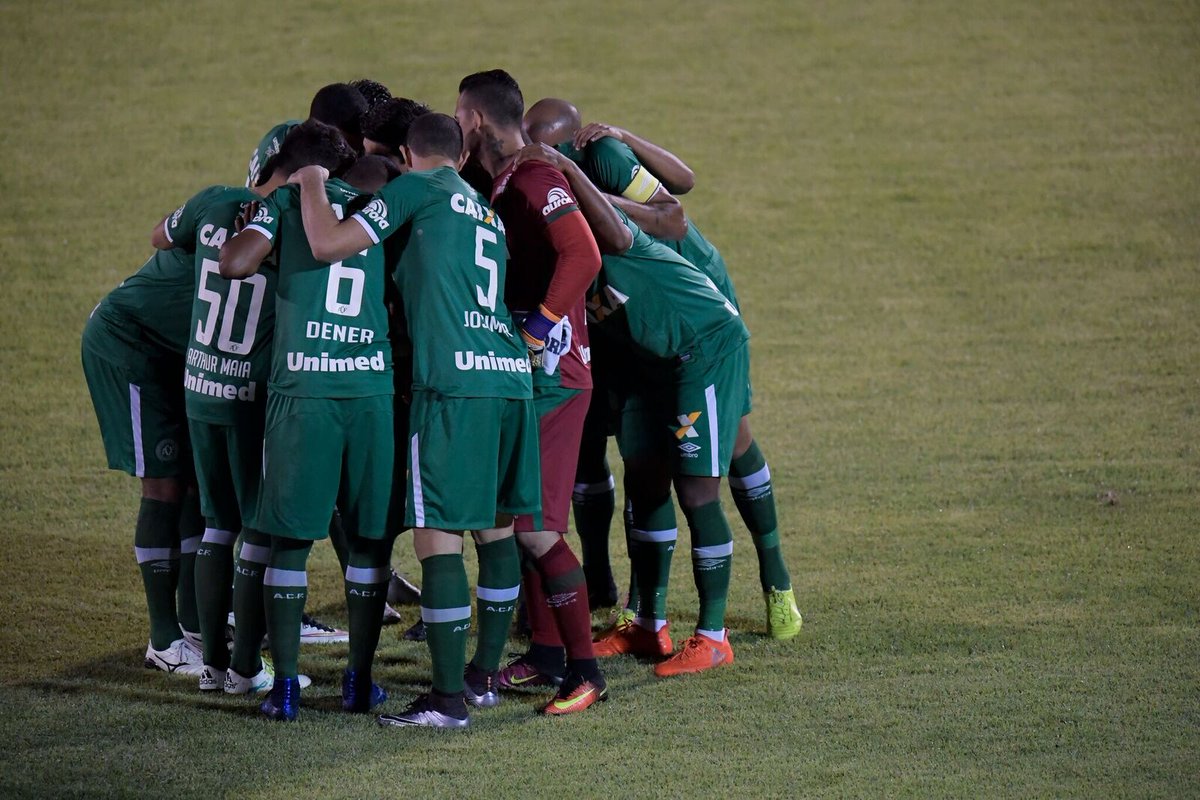 Os tons de preto são de luto. Mas que o seu verde nunca de apague, <a href="/ChapecoenseReal/">Chapecoense</a>.