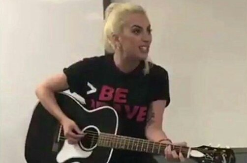 DanielaaaLM's tweet photo. Gaga: You're giving me a million reasons to quit the show
Fan: Gaga can you please sing Bad Ro...
Gaga:I BOW DOWN TO

#MTVStarsLadyGaga https://t.co/paraIIUhYX