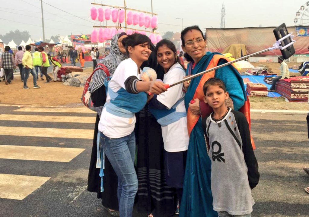 ArtiSahu_'s tweet photo. Did you know your hug can save lives? Spread the Hug Spread the Love #HugOfLife #KMCJadooKiJhappi @mdupnhm #nhmutsav @Community_Lab https://t.co/1IdlQHNoD9