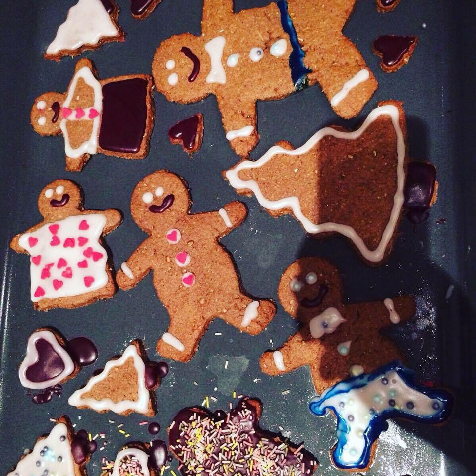 Pramstead_'s tweet photo. #ChristmasPreparations #BakingWithTheKids #GingerbreadFamily #gingerbread #baking #cookiedecorating #Christmas https://t.co/CLZRSP4iPJ