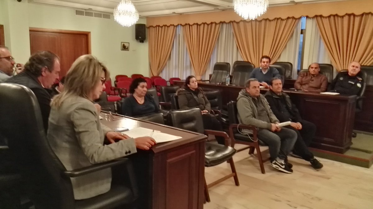 rguadalquivir's tweet photo. @FdoZamoraR se reúne con vecinos del grupo de Facebook SxS para responder a sus preocupaciones #aznalfarache https://t.co/RX2xt6k2kQ