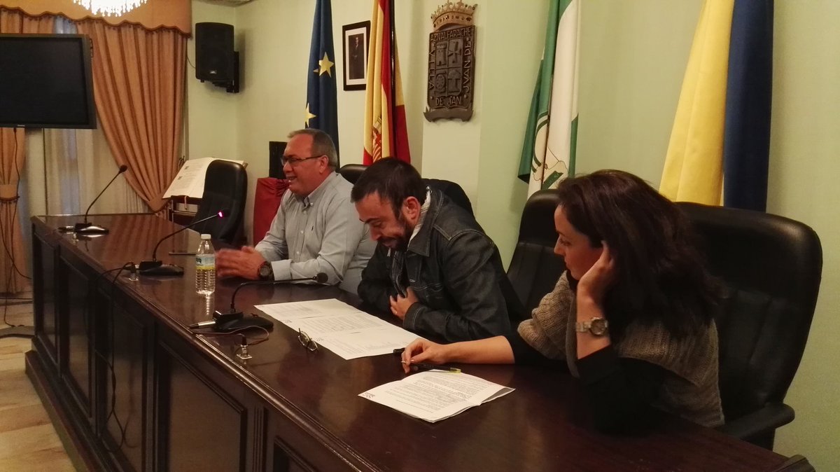 rguadalquivir's tweet photo. @FdoZamoraR se reúne con vecinos del grupo de Facebook SxS para responder a sus preocupaciones #aznalfarache https://t.co/RX2xt6k2kQ