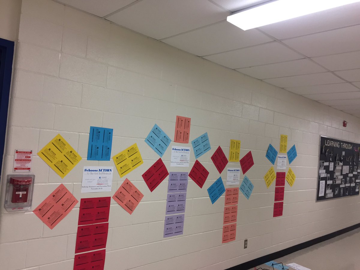 MmeMacLeod's tweet photo. Our garden is growing down the hall! #chooseACTION @1GreatLakes2013 @PeelSchools @ClimatePeel https://t.co/xV0UdRrqqN