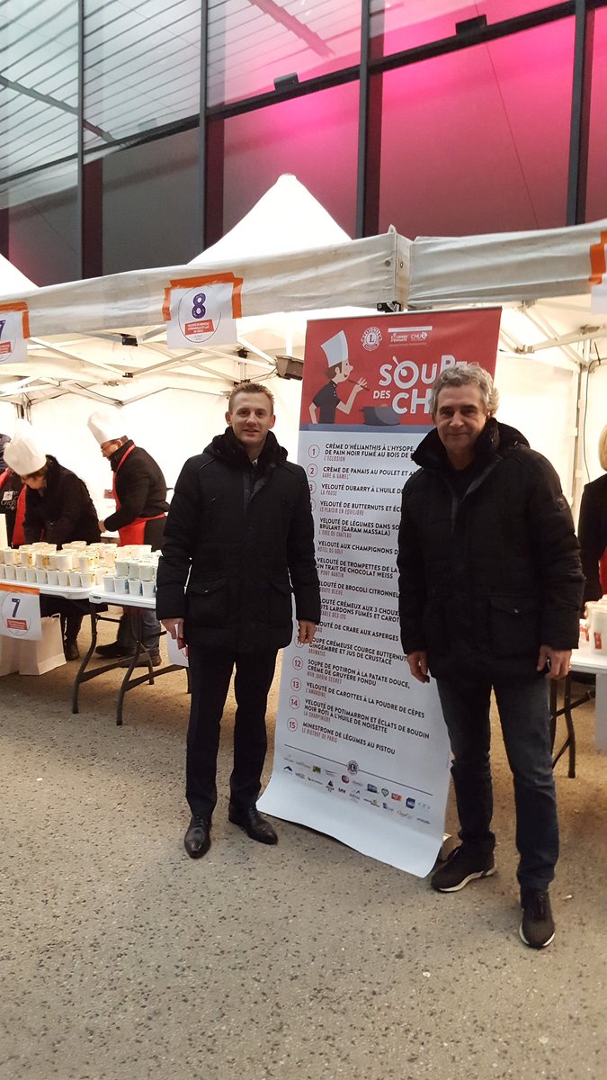 ASSEofficiel's tweet photo. [#ASSE Coeur-Vert] Dominique #Rocheteau et Lionel #Potillon donnent le coup d'envoi de la soupe des Chefs au Zenith de Saint-Etienne ! 💚 https://t.co/SXFEWNvK8f