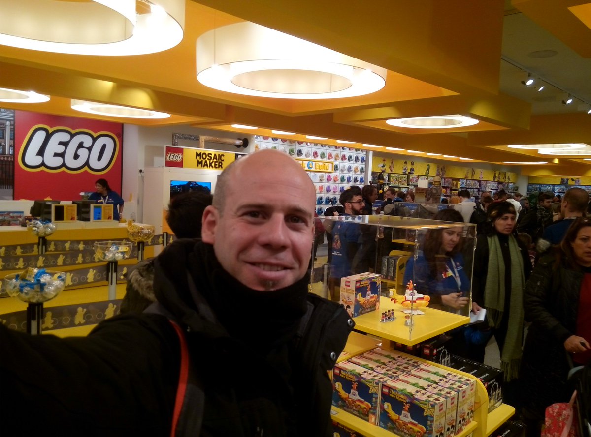 ValoraServicios's tweet photo. Regards from ＃London my friend @titodelafuente ＃LSP ＃LegoSeriousPlay 😄 https://t.co/zM8nJVFBhs