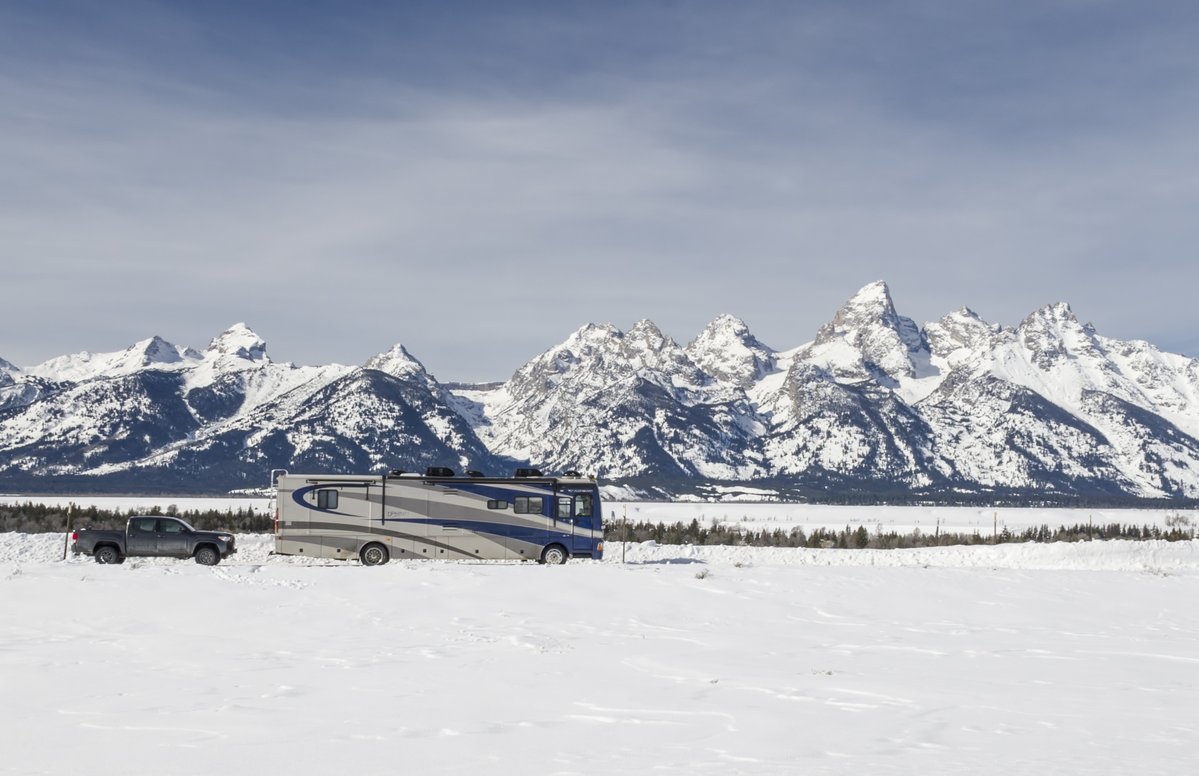 UtahRvShow's tweet photo. Don't let the snow stop you from hitting the rode! https://t.co/CPgMjQZNUb