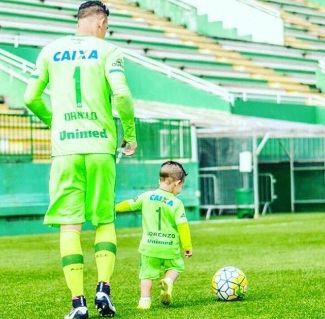 Bochinismo's tweet photo. Danilo, arquero titular de Chapecoense, sobrevivió a la tragedia pero falleció en el hospital. Me parte el corazón está imagen. https://t.co/s7zVIvoIo4