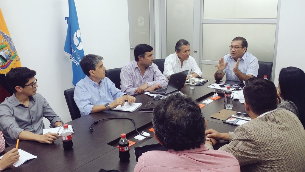 EmpresaaguaEc's tweet photo. Proyecto #PACALORI: Secretario @AlexisSanchezEC y gerente de #EPA, Raúl Sánchez, se reunen con técnicos de Universidad de #Cuenca #LosRíos https://t.co/vGTtK07Go4