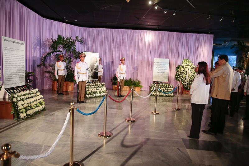 VillegasPoljak's tweet photo. Pdte @NicolasMaduro rinde tributo al  Comandante Fidel Castro junto al pueblo de Cuba #ElMundoHonraAFidel https://t.co/IbzVmtznYY