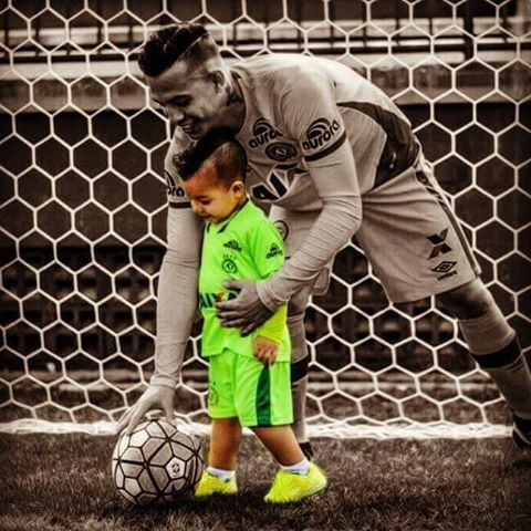 nowticiacom's tweet photo. "Tu padre es un guerrero: Llevó a Chapecoense a la final de la Copa Sudamericana. Te deja el legado del amor al fútbol". https://t.co/701Inx47SI