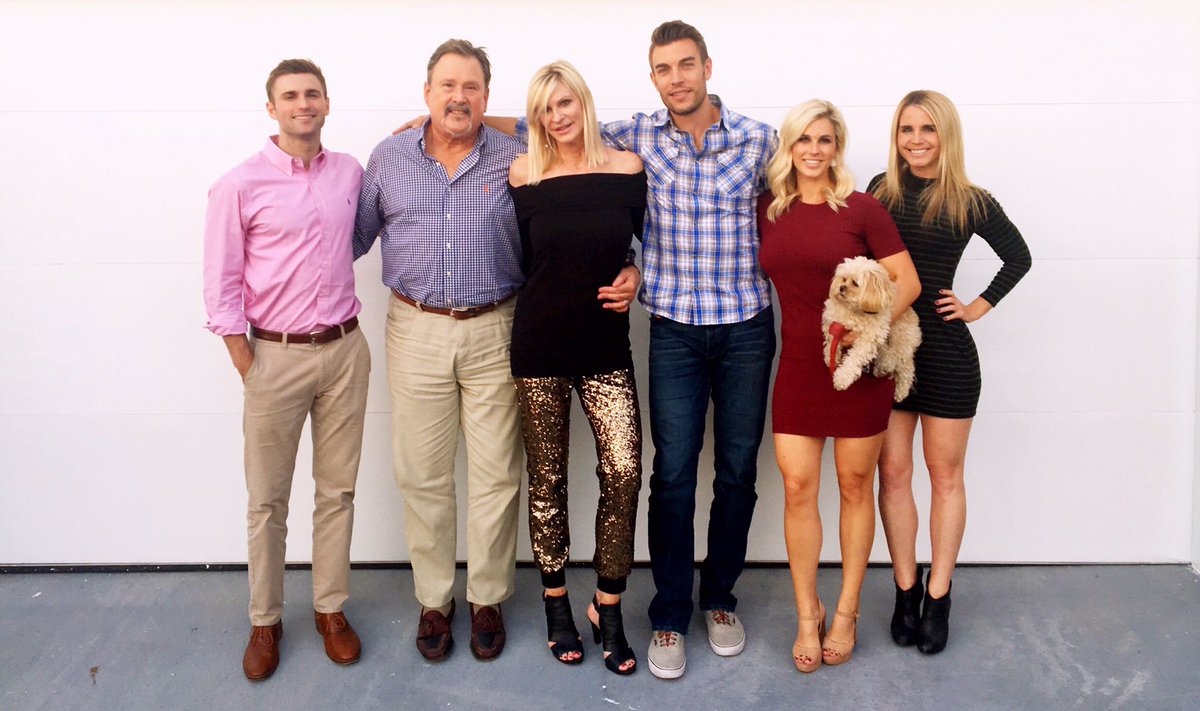 britta_phillips's tweet photo. Ohana ❤️ https://t.co/KlUfMdRZPZ