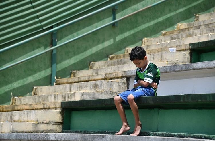 CentreTransfer's tweet photo. Heartbreaking. A young Chapacoense fan sat in the ground of his club on the day most of his footballing heroes died. https://t.co/gG1EtT9gGk