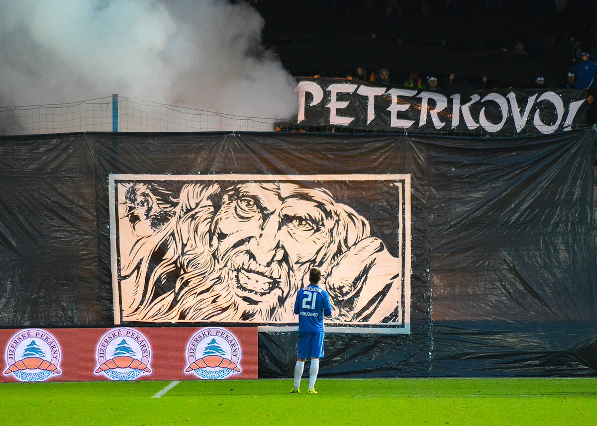 FCSlovanLiberec's tweet photo. Pocta panu Peterkovi v podání našeho kotle: "Tady je Peterkovo!" #krakonoš #sojka https://t.co/ND52TaGWEw