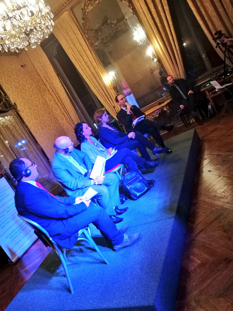 Parola a @Salamelik (Sherif El Sebaie) che modera il dibattito con <a href="/martaottaviani/">Marta Ottaviani</a>, <a href="/lugora/">eunice lugora</a> e i giornalisti <a href="/MDJournalistes/">MDJ - Maison des journalistes</a> #VociScomode