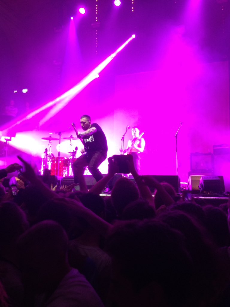 EmpressThe2's tweet photo. @Slaves killed it in Manchester!🎸 https://t.co/v9djUzTKR9