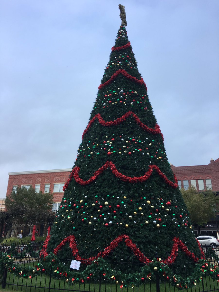 SallyMacFox26's tweet image. This is what a 70 ft Christmas tree looks like. @MarketStreetTX @Fox26Houston #HowToHouston