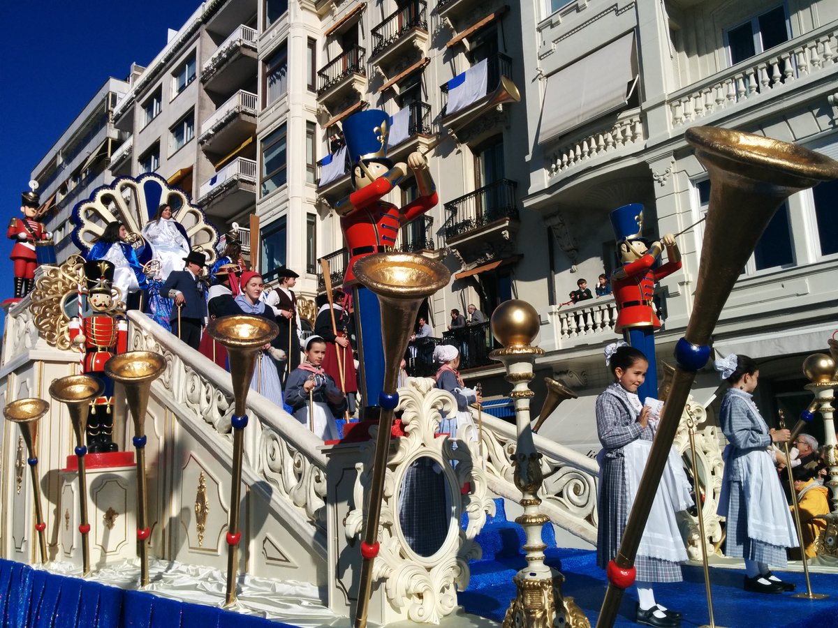 donostiafestak's tweet photo. La Bella Easo, el General y demás personajes de la Tamborrada Infantil 2017 pertenecerán a la Ikastola Klaret. Zorionak! https://t.co/gXMZGFYQ8x
