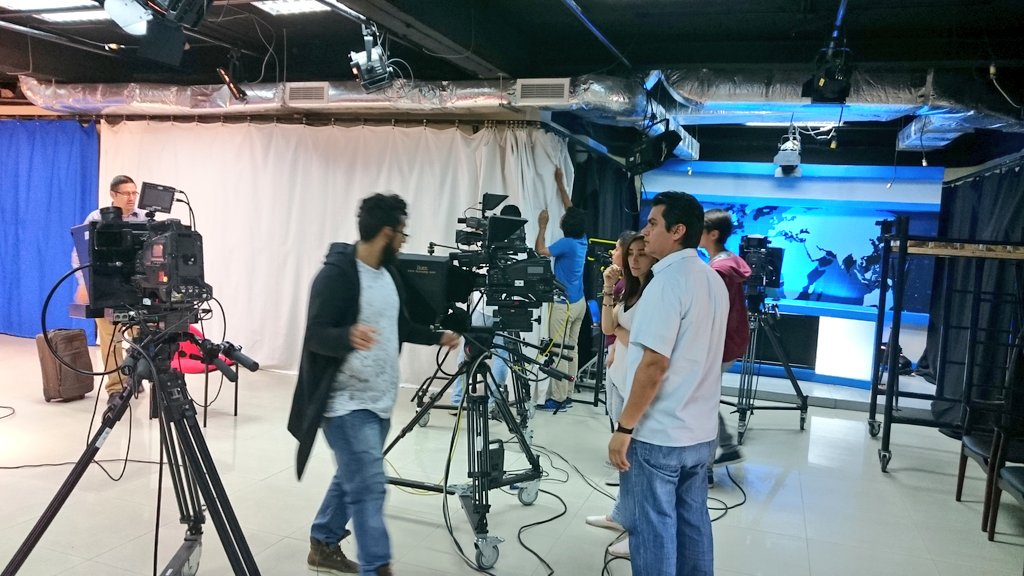 FadcomEspol's tweet photo. Estudiantes y profesores #EDCOM @espol preparando  set TV para evento que será transmitido en vivo por @ESPOLTV el día de mañana. https://t.co/F7a5XZ3RXQ