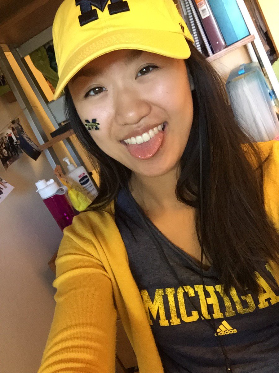 andrealum13's tweet photo. Going Blue at my desk too #GivingBlueday https://t.co/1wMQLlrmNz