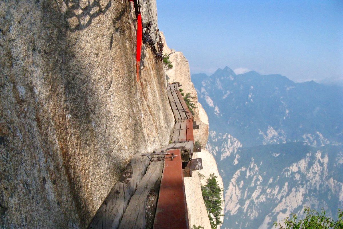 atlasandboots's tweet image. Don’t look down: the most dangerous hikes in the world atlasandboots.com/most-dangerous… #hiking #trekking