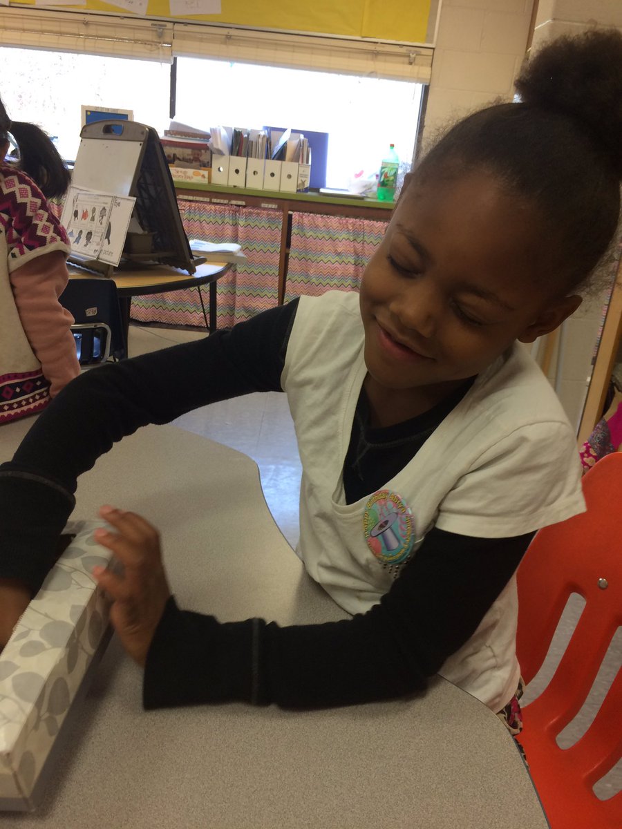 mrsmeiers_class's tweet photo. Finding shapes by feel helps us learn about their attributes. https://t.co/BxYMHr9cwr