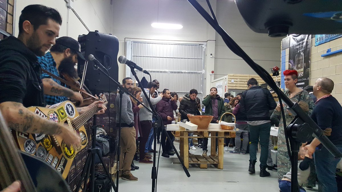 LaRutaSlow's tweet photo. En la #finalbasmoon del I Concurso de Coctelería @basmoonvodka en #VitoriaGasteiz. Este jueves tendremos al txapeldun en nuestra #rutaslow https://t.co/jlQD1tJicX