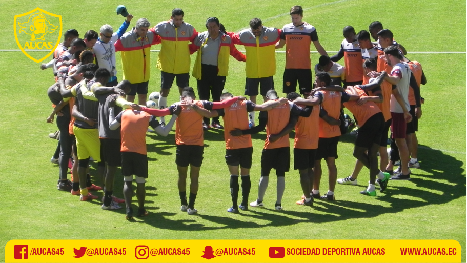AucasOficial's tweet photo. El plantel Oriental realizó un minuto de silencio en el entrenamiento por los accidentados de #Chapecoense https://t.co/7khbhW0PGr