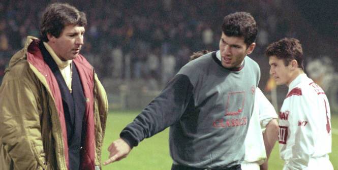 ericdasilva91's tweet photo. En quelle année cette photo ?
Un indice ? Ce fut la naissance du surnom zizou ! https://t.co/npJgGE36I9