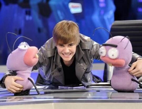FlorDeBelieber's tweet photo. ¡Justo hoy pero en 2010 Justin visitaba por primera vez el plató de "El Hormiguero" un programa televisado en España! 
#MTVStarsJustinBieber https://t.co/cHJEBcaK4C