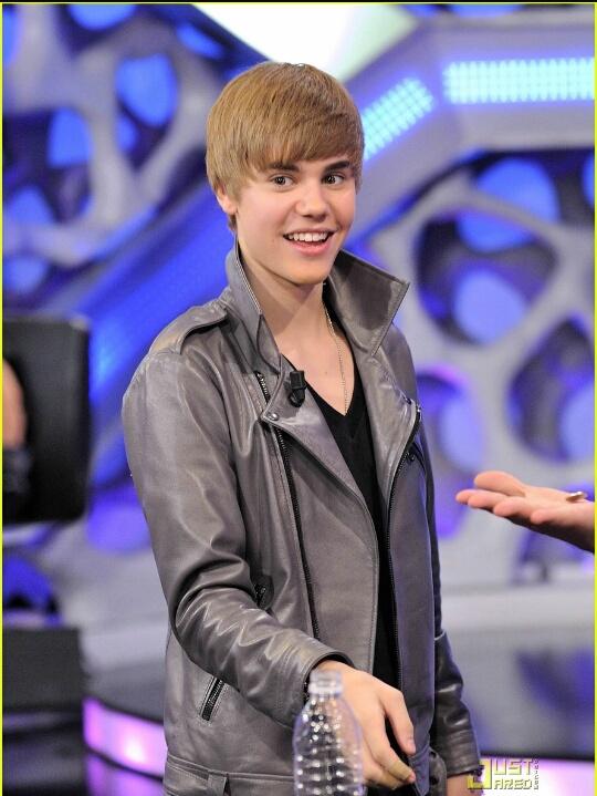 FlorDeBelieber's tweet photo. ¡Justo hoy pero en 2010 Justin visitaba por primera vez el plató de "El Hormiguero" un programa televisado en España! 
#MTVStarsJustinBieber https://t.co/cHJEBcaK4C