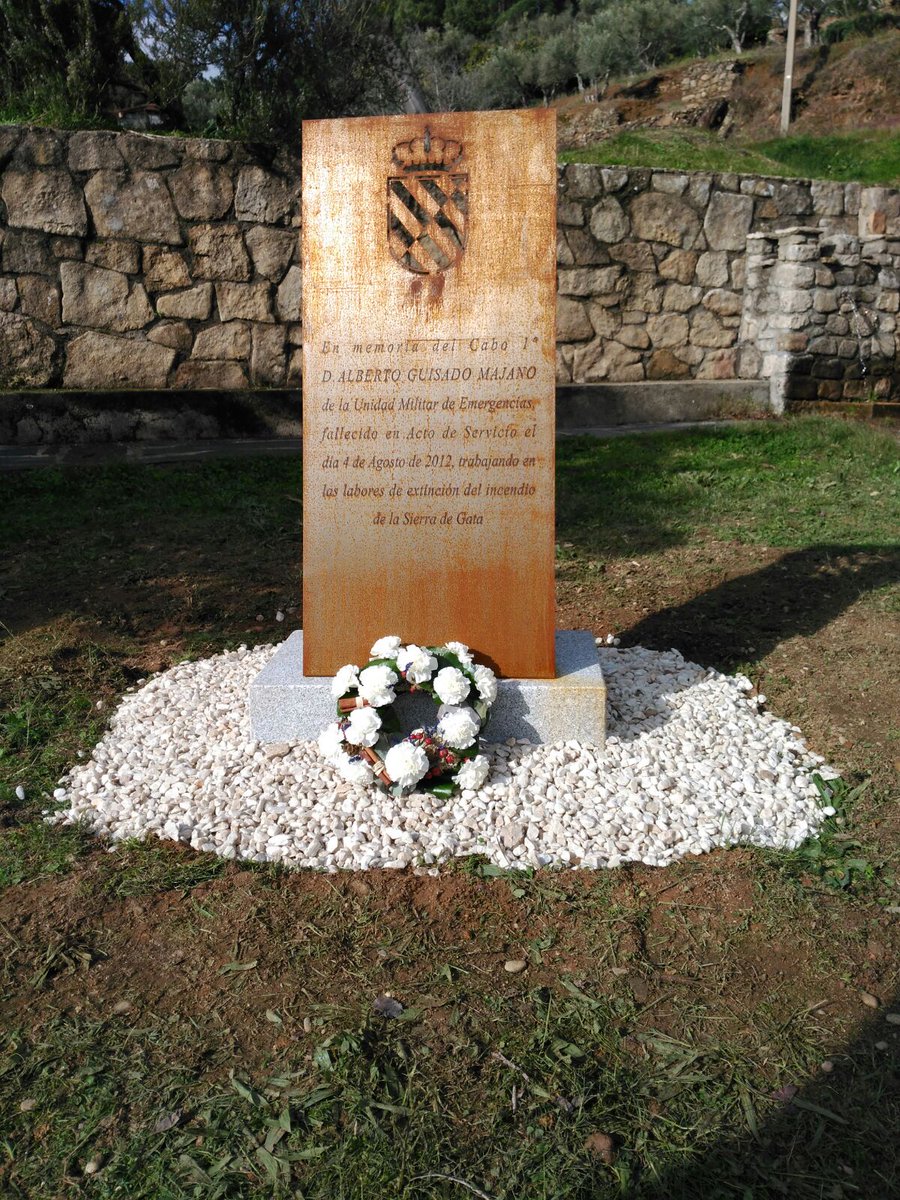 UMEgob's tweet photo. Los compañeros #BIEM1 del Cabo 1° Alberto Guisado Majano, le recuerdan con un monolito en Gata (Cáceres). Siempre en nuestra memoria. https://t.co/QmBCG2PXZz