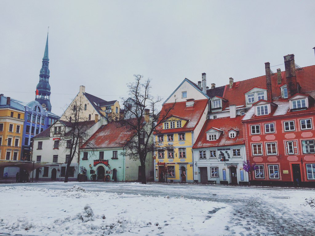 AudreyInW's tweet image. La temperatura scende di 2 gradi e io sono subito a Riga sotto la neve ❤️ #lifewelltravelled #rigaoldtown #riga
