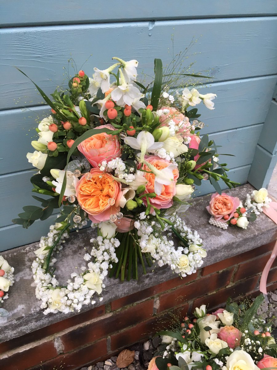 Mrsbouquetsgina's tweet photo. Perfect in peach! Scrumptious peach #wedingflowers with gorgeous #gypsophilia flowergirl crowns #wedding #flowers #florist #venuedecorator https://t.co/L00F3eN2RZ